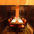 2名～6名様までご利用いただけるプライベート感たっぷりの半個室です。カップルやご夫婦のデートにも人気のお席です♪ゆったりとした空間の中で、大切な人と会話を楽しむことができます♪ 落ち着いた雰囲気の中で、素敵なデートをお楽しみください！