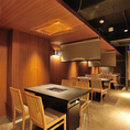 広々としたテーブル席は4名掛け・6名掛けご用意しております。各テーブルにカーテン仕切りもあり、半個室のような形でのご利用も可能です。