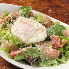 シーザーサラダ　ポーチドエッグを添えて