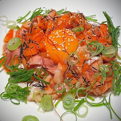 サーモンユッケ