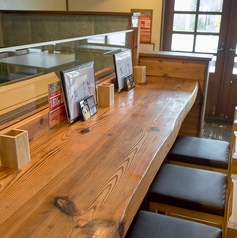 カウンター1名様席。木のぬくもりが感じられるカウンター席は『1名様掛け×4席』になります。調理シーンも眺められるカウンター席は、ちょい飲みやデートにぴったり♪どんな場面にもフラッと気軽にお立ち寄りください。おひとり様でのご来店も大歓迎！ラーメンや釜めしなど、お食事メニューも多数ご用意！