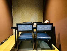 【4名席】周りの目を気にせず楽しめる半個室は、女子会・ママ会・気が置けないご友人達とご会食等にオススメです！プライペートな空間で、新鮮な魚介料理や肴を片手にゆったりとした時間をお過ごしください♪営業時間は23時半までとなりますので、終電間際までご利用いただけます。お仕事帰りにも是非お立ち寄りください！