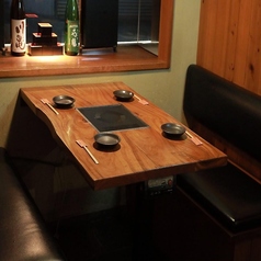 【テーブル席：2名から4名様】落ち着きある雰囲気のテーブル席は、最大4名様まで利用可能。観光の合間やご家族との食事、接待やビジネスでの会食など少人数の宴会に最適です。広さにゆとりがあり、周囲を気にせず会話を楽しめるのも魅力。旬の食材を活かした料理とともに、心地よいゆったりとした時間をお過ごしください。