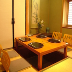 堀りごたつ式の個室でちょっぴり贅沢気分…。和の趣が心癒されます。