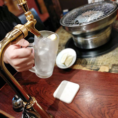 各席にはドリンクサーバーが付いており、レモンサワー飲み放題の方はご自身で好きな分量が入れられるのでオススメです！お一人様から様々な人数でご使用いただけるお席をご用意しております◎