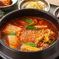 料理メニュー写真 韓国 スンドゥブチゲスープ
