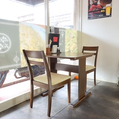 窓際にある2名席のテーブルは、明るい自然光が差し込む開放感あふれる環境！リラックスできる雰囲気が魅力で、友達とのランチやデートにもぴったりなシチュエーションです。