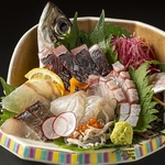 ばちばち。今朝水揚げされた新鮮なお魚を豪快に姿もつけて　大晴海姿魚盛り　税込1089円