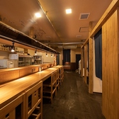 お一人様も大歓迎です♪木のぬくもりと柔らかな灯りに包まれた上質な空間が広がっています。まるで自分だけの“隠れ家”のようにゆっくりと寛げます。静かに過ごしたいお一人様の時間はもちろん、大切な方との食事や気心知れた仲間との語らいまで、幅広いシーンに寄り添う心地よさが魅力の一つです♪ぜひお越しください。