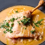 合鴨もも肉のコンフィとポルチーニのクリームソースで煮込んだ料理　