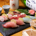 【職人技が光る厳選寿司】新鮮な旬魚を丁寧に仕立てます。魚本来の豊かな旨みを心ゆくまで堪能できるおすすめの逸品。