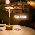 ネオンサインが可愛い店内　暗めの店内でくっきりと浮かび上がる【FULLMOON】の文字と月のオブジェクト。＊