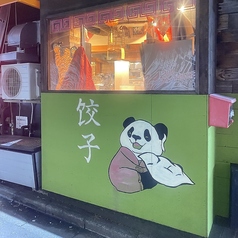 本場の雰囲気を楽しめる、本場中国や台湾を感じられるような内装になっています！ぬくもりのあるテーブル席でごゆっくりお過ごしください。