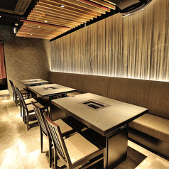 最大40名様までの貸切にも対応しております。シックなデザインで統一された店内は、高級感と居心地の良さを両立。落ち着いた雰囲気の中、厳選したお肉やドリンクをゆったりとお楽しみいただけます。肩肘張らないフォーマル、カジュアルどちらのシーンにもぴったりです。