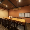 当店では貸切のご予約も承っており、30名様から最大40名様まで対応できる広い空間をご用意しております。暖色の照明が優しく灯る店内で、炭火焼きの香ばしい香りを楽しみながら、特別なひとときをお過ごしいただけます。特別なイベントや、お祝いなどにも心行くまで楽しめます♪ご家族でのお集まりや会社宴会にも最適です。