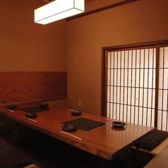 【完全個室 : 2名から4名様】周囲を気にせず過ごせるため、会食や接待などのビジネス利用、お祝い事や記念日、誕生日、デートにも最適です。さらに観光での利用や忘年会など、各種宴会にも便利な空間。落ち着いた大人の隠れ家のような雰囲気の中で、至福の時間を心ゆくまでお過ごしください。