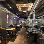 落ち着いた雰囲気の店内です。モダンな内装に囲まれて、大切な方と和やかな時間をお過ごしください☆