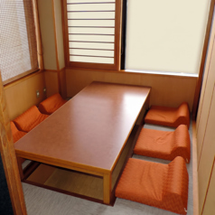個室もございます。ご家族・お仲間の集まりなどのシーンに合わせてお使いいただけます。※店舗により部屋の配置・席数が異なる場合がございます