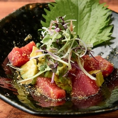 生本まぐろとアボカドの胡麻だれ和え