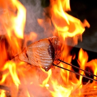 ご注文後に焼き、香ばしい皮目の名物「カツオ藁焼き」