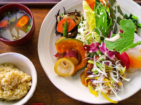 太田川を眺めながら有機野菜と玄米ごはんが食べられる。景色の良いホッとできるお店。