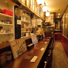 カウンター席は鉄板で焼いてる音や焼いてる様子など楽しみながらお酒が飲めるいい雰囲気なカウンターです。