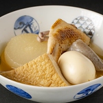 しみしみ。自家製の鯛出汁が染み込んだ渾身のおでん。出汁の香りと旨みが溢れます。税込190円から