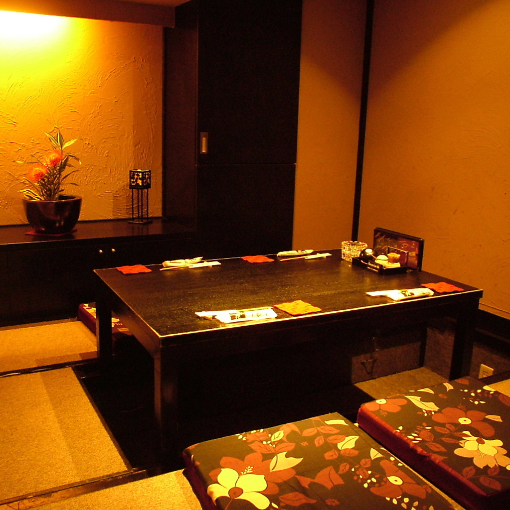 掘りごたつ式の個室は4名様～ご利用いただけます。落ち着いた雰囲気が自慢です。