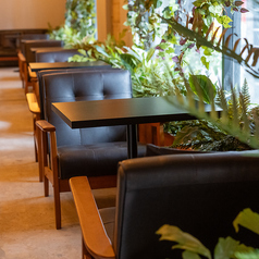 カフェ×バー「C.STAND」では、友人とゆったり寛ぎながら会話を楽しむのにぴったりなソファー席を多数完備しております。