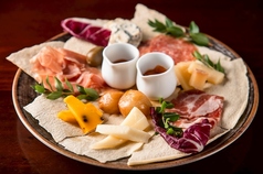 サ メーサ風 サラミとチーズの盛合せ