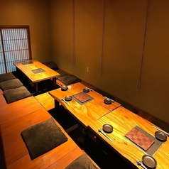 【お座敷席：4名から6名様×3部屋】半個室が3部屋あり、繋げることで幅広い人数の宴席に対応可能です。企業宴会や飲み会、忘新年会、同窓会、定年退職のお祝いなど、様々なシーンで利用いただけます。また、観光でのグループ利用やご家族でのお食事にも最適。用途に合わせた最適な空間をご用意いたします。