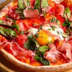 トマトベース。ベーコンを乗せて焼き、仕上げに温玉、グラナパダーノチーズを散らしてご提供♪