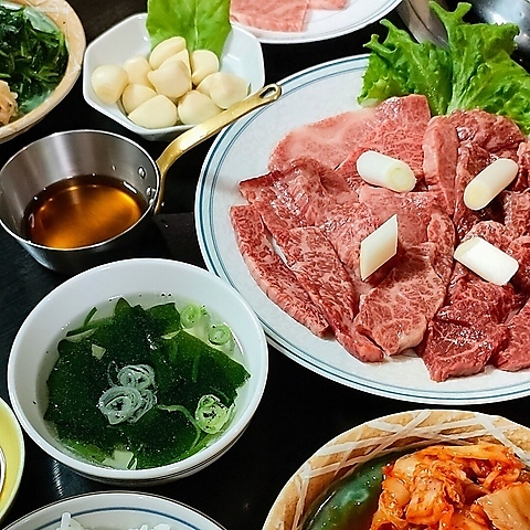 昔ながらのアットホームな雰囲気漂う空間で昼は中華、夜は焼肉も堪能できるお店です！