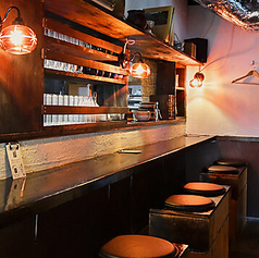 職人の手さばきと炭火の躍動感を間近で楽しめる特等席は、お一人様での晩酌やデートにもおすすめです。目の前で焼き上がる香ばしい香りに包まれながら、こだわりの茶割りやナチュラルワインをゆったりと堪能できます。スタッフとの会話も楽しめるアットホームな雰囲気の中で、至福のひとときをお過ごしください。