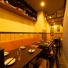 カーテンで仕切られた半個室は、周りを気にせず過ごせるプライベート空間。人数に合わせて席を繋げることも可能なため、少人数から団体様までレイアウト自在。幅広いシーンで利用可能です。