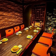 【6名様用テーブル席】女子会・合コン・少人数宴会にぴったりなテーブル席をご用意しました。和の趣を感じる柔らかな光の照明が、落ち着いた雰囲気を演出いたします。居心地の良いくつろぎの空間は、ついつい長居したくなる心地よさ。名物博多もつ鍋や馬刺し、厳選芋焼酎を囲んで、楽しいひとときをお過ごしください。