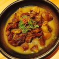 【じっくり煮込んだ名物】旨みがギュッと凝縮された牛筋煮込み。トロトロになるまで丁寧に煮込んだお肉とお出汁の深い味わいがお酒によく合います。