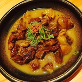 【じっくり煮込んだ名物】旨みがギュッと凝縮された牛筋煮込み。トロトロになるまで丁寧に煮込んだお肉とお出汁の深い味わいがお酒によく合います。