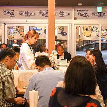 ひとくち餃子ストライク 栄総本店の雰囲気1