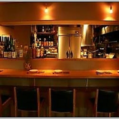ずらりと並んだお酒のボトルが目を引くカウンター席は、お酒好きの方にはたまらない特等席です。全国各地から厳選して仕入れた日本酒や焼酎を目の前に、お客様のお好みに合わせてじっくりとお選びいただけます。お仕事帰りの一杯や、ご友人との集まりの場として、ゆったりとした時間の流れを心ゆくまでお楽しみください。