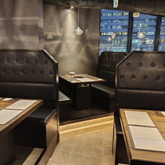 店内には4人席のテーブル席を3卓ご用意しております◎座席の背もたれが高く、ゆったり過ごせるソファー席となりますのため、デートや会食・接待などのご利用もおすすめです。