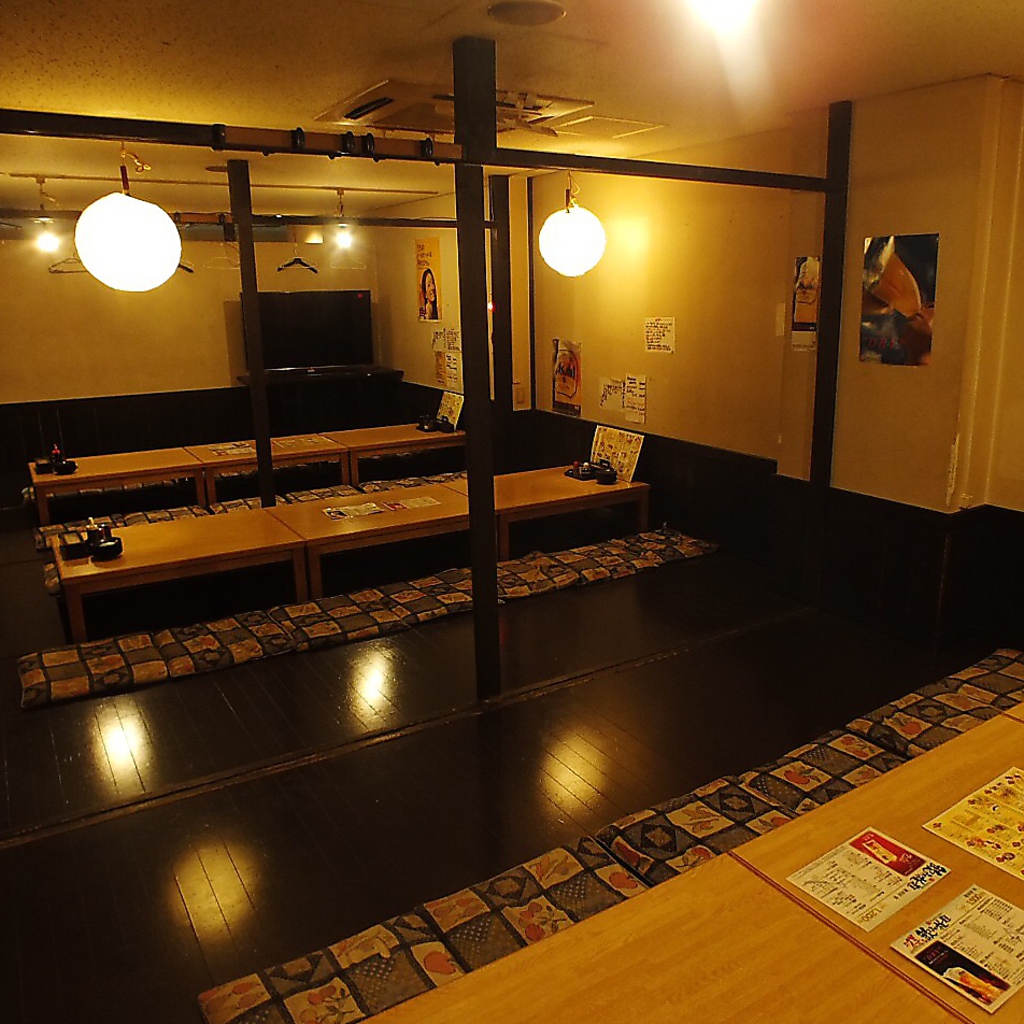 座り心地の良い掘りごたつのお席は、大きなモニターを完備しております！大型のご宴会に最適です！