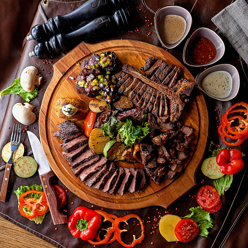 こだわりのお肉を、じっくりと焼き上げた逸品。3時間食べ放題コースあり！