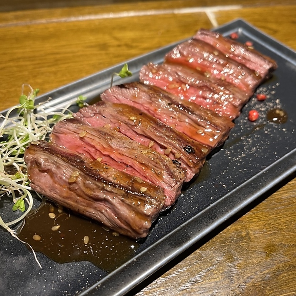 鉄板で焼いた肉はボリュームよしコスパよし！ガッツリお肉料理ももなかスタンドにおまかせあれ。