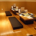 【お座敷/2～4名様×3卓】小上がりになっている板張りのお座敷席です。厚めのクッションに座っていただくため、長時間でも足のしびれを気にせずご利用いただけます。宴会やご家族の集まり、お子様連れのイベントでもご好評をいただいております。ベビーチェアも完備しておりますのでお気軽にお申し付けください。