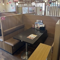 女子会や仕事帰りの一杯など使い勝手抜群なテーブル席