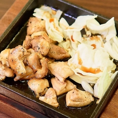 鶏もものガリバタ鉄板/鶏皮のみそだれ焼き/野菜たっぷり砂肝炒め