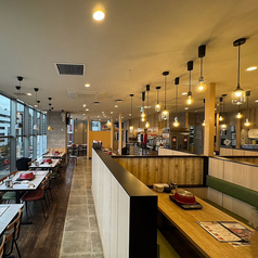 開放的なお席でお食事をお楽しみください。個室もご用意しております。