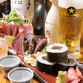 【香ばしい名物タタキ】豪快に炙り上げた伝統のカツオタタキ。厚切りにした鰹に薬味と塩が引き立ち、土佐ならではの味を満喫できます。