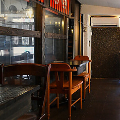 木目の温もりが心地よい、少人数でのご利用にぴったりなテーブル席です。親しい友人との語らいや、大切な方とのカジュアルなディナーに最適。落ち着いた照明の下で、自慢の炉端焼きを囲みながらリラックスしてお食事が楽しめます。日常の喧騒を忘れさせてくれる、木の温かみに溢れた空間で素敵な夜をどうぞ◎